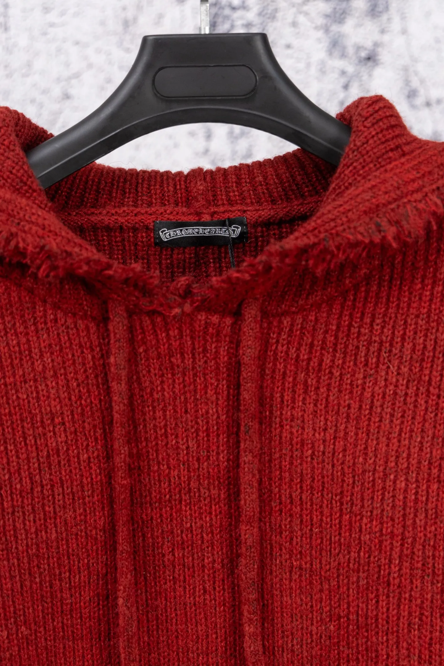 P300 Chrome Hearts CH Chrome Hearts 2025 hooded red sweater. Cross tassel leather label hooded soft and waxy red sweater. The sweater has a soft and waxy feel. The classic cross leather label design on the back cap is really great to wear as an inner layer or as a stand-alone in winter. It is full of Christmas and New Year flavor. It is a very practical item and is very versatile. It is recommended to buy it early. Size: S M L Color: Red